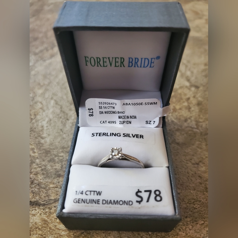 1/4 cttw sterling silver wedding band. Size 7